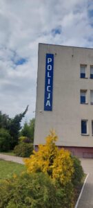 Budynek policji z niebieskim szyldem