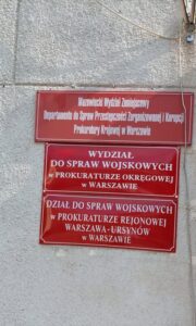 Tabliczki przed prokuraturą w Warszawie.