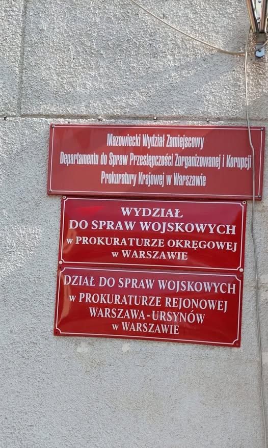 Tabliczki przed prokuraturą w Warszawie.