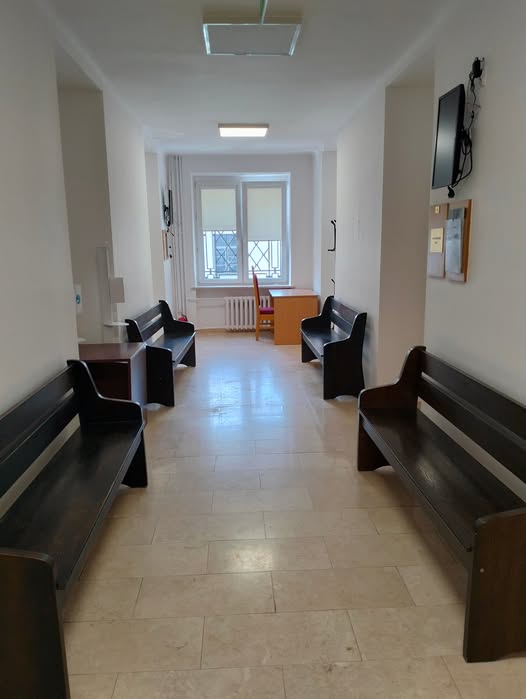 Hol z ławkami i biurkiem przy oknie