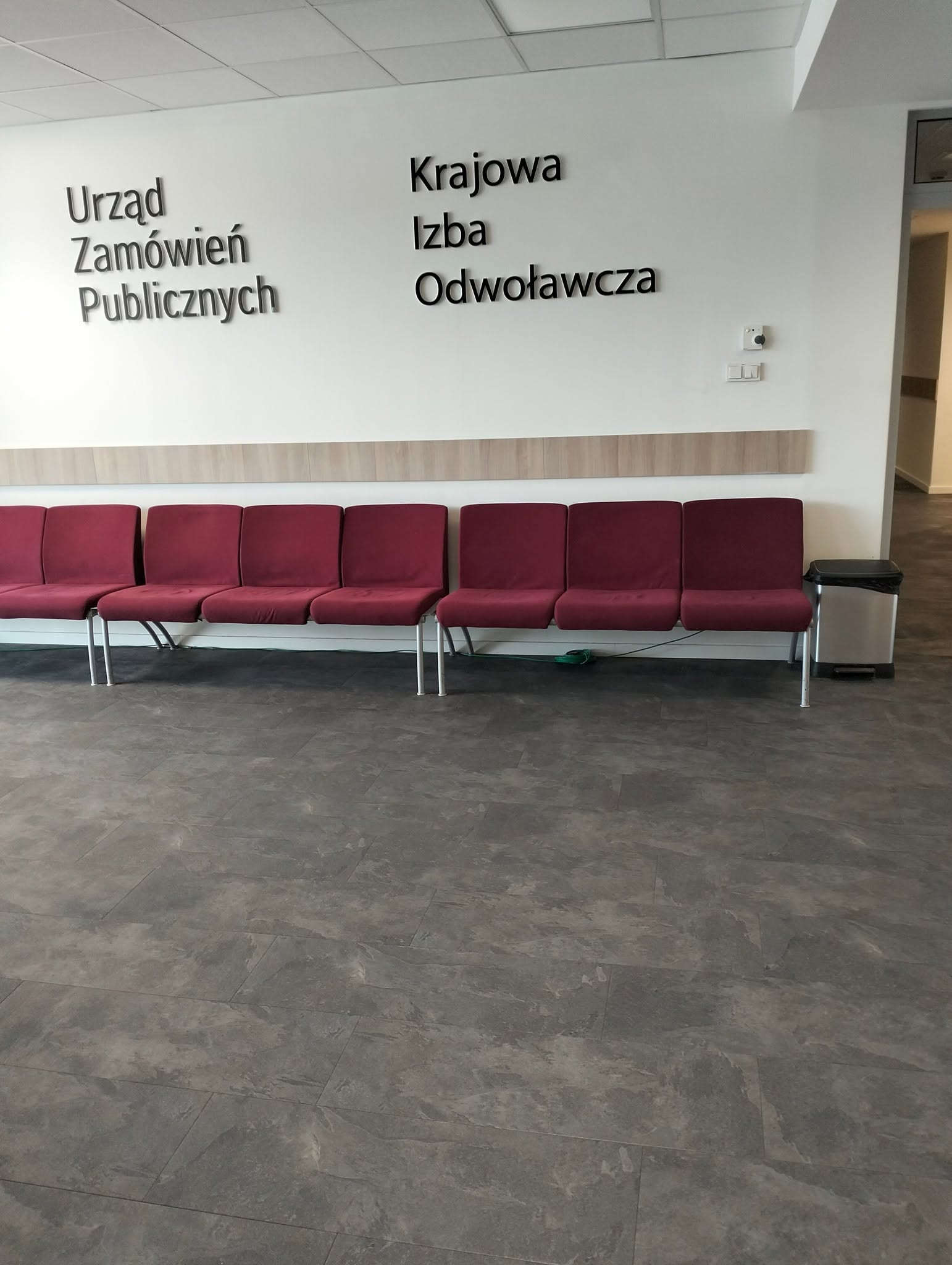 Ławki w korytarzu Urzędu Zamówień Publicznych