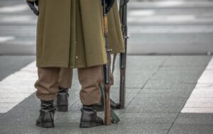 Strażnicy z karabinami na ulicy