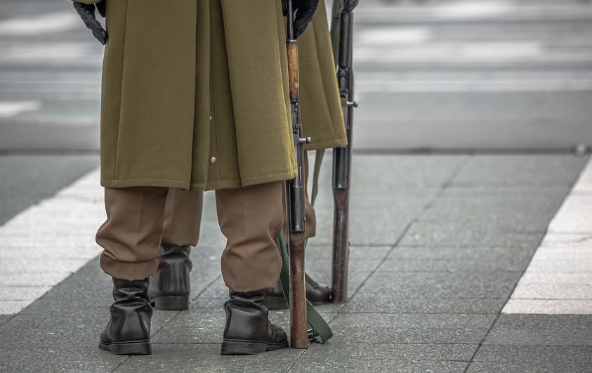 Strażnicy z karabinami na ulicy