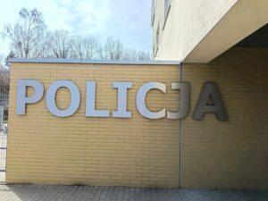 Napis Policja na ścianie budynku policyjnego