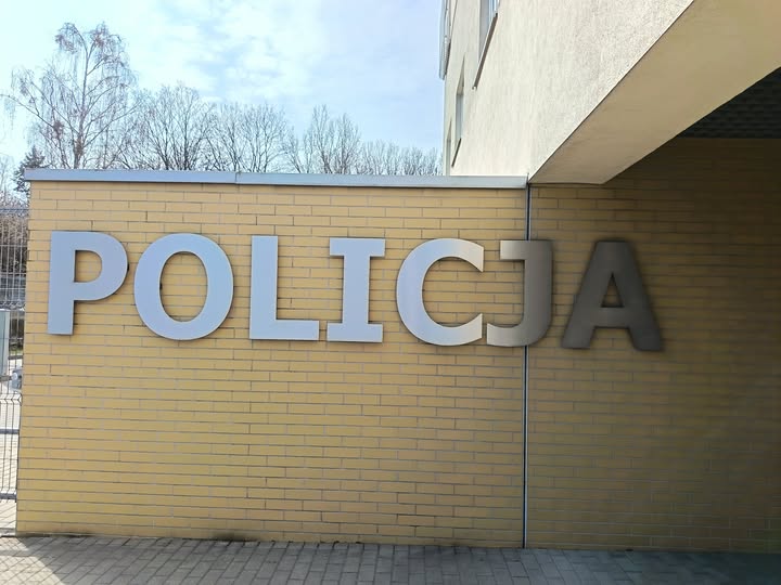 Napis Policja na ścianie budynku policyjnego
