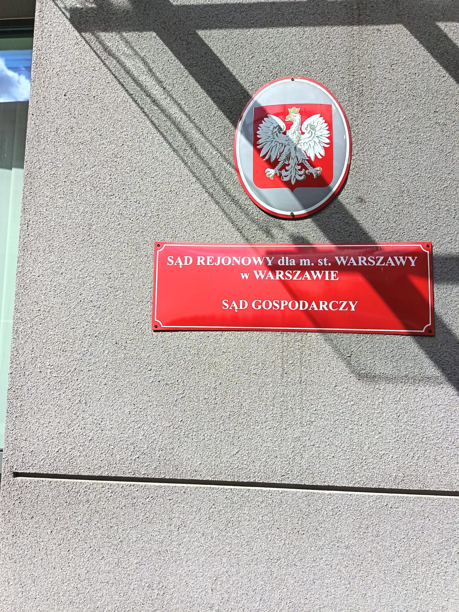 Tablica Sądu Rejonowego w Warszawie z godłem Polski